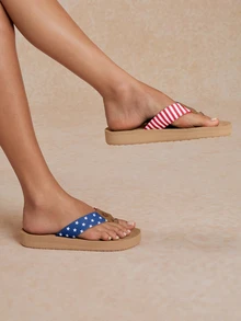 Tropiscape Sandalias de dedo con estilo de bandera estadounidense para mujer, sandalias casuales y cómodas para vacaciones, elegantes chanclas de dedo para mujer - Camel - Ver 2