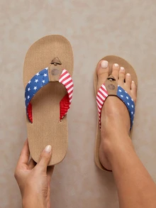 Tropiscape Sandalias de dedo con estilo de bandera estadounidense para mujer, sandalias casuales y cómodas para vacaciones, elegantes chanclas de dedo para mujer - Camel - Ver 1