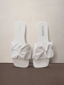Hatastic Sandalias de playa casuales y versátiles para mujer, de verano, con tiras fruncidas, punta cuadrada, suela plana, color liso, estilo regreso a clases - Beis - Ver 2