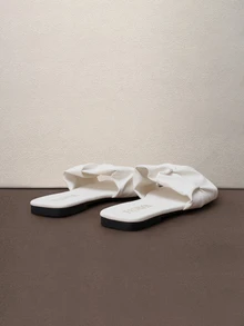 Hatastic Sandalias de playa casuales y versátiles para mujer, de verano, con tiras fruncidas, punta cuadrada, suela plana, color liso, estilo regreso a clases - Beis - Ver 3