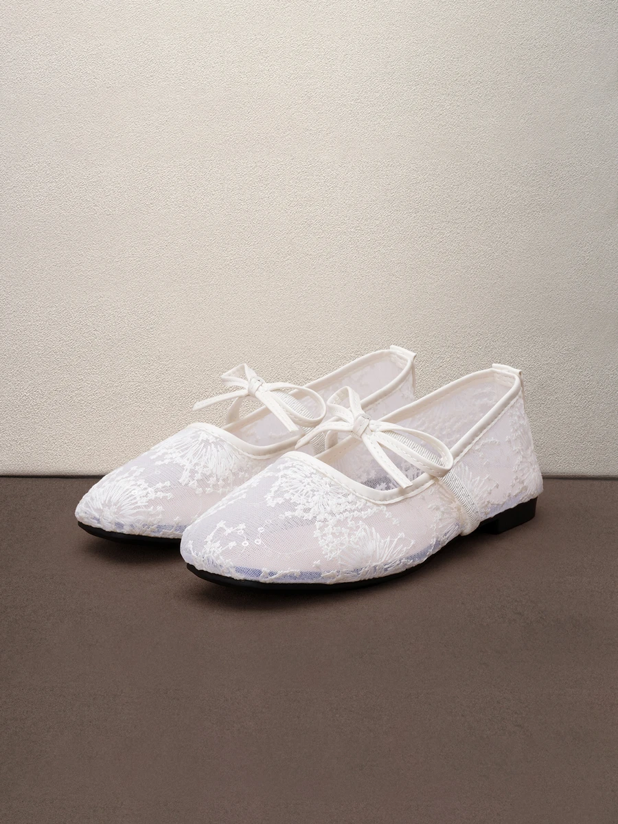 Hatastic 白色女款平底芭蕾舞鞋，蝴蝶結裝飾與花卉刺繡，方頭亮片寬楦瑪麗珍鞋，母親節禮物、萬聖節 - 米色 - 查看 1
