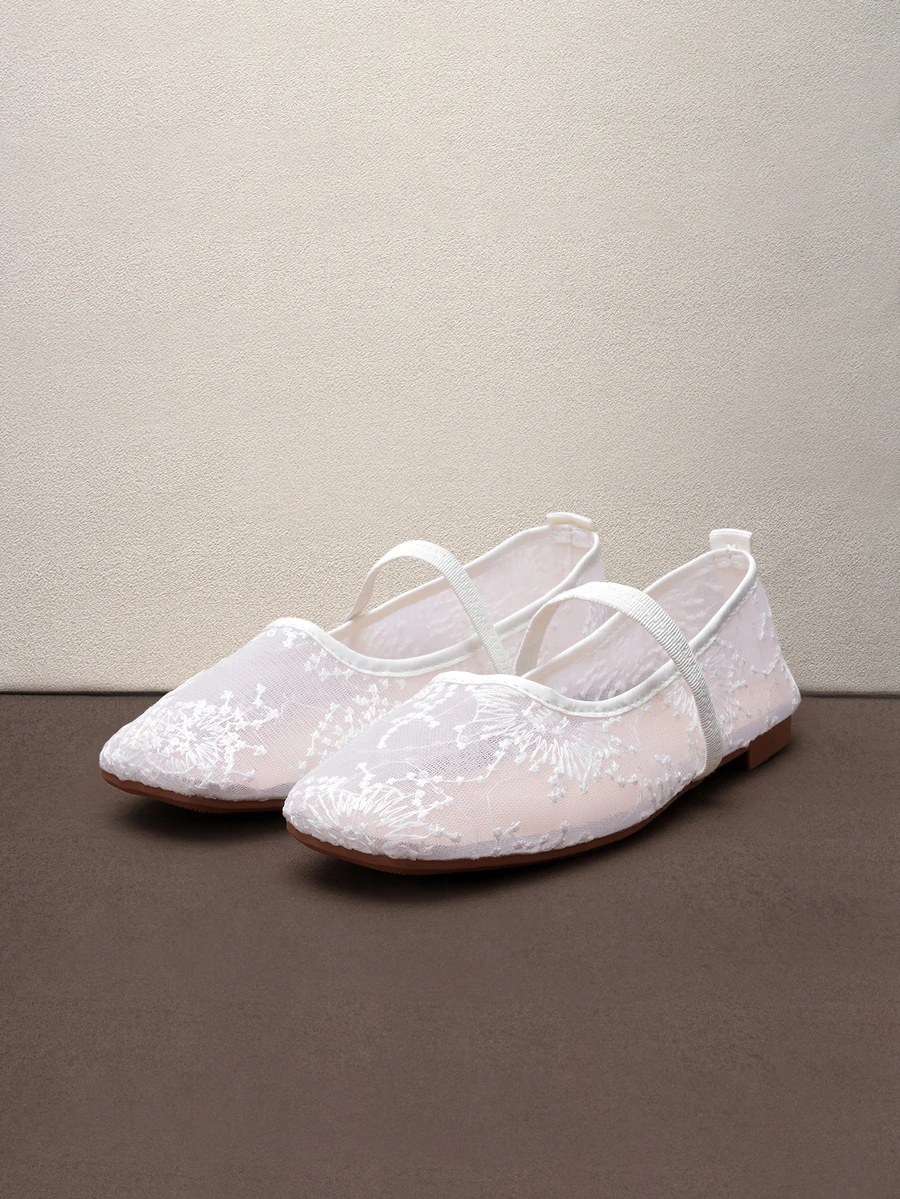 Hatastic 2025 Autumn Plus Size Women's Square Toe Lace-Up Rose Pattern Lace-Up Flat Shoes, Fashion Casual Outdoor Party Breathable Hollow Slip-On Loafers - White - View 1