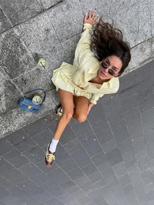 女款優雅休閒兩件套 - 襯衫領、前開扣、長袖、綁帶下擺、百褶、喇叭裙短褲、裝飾鈕扣 - 黃色 - 查看 2