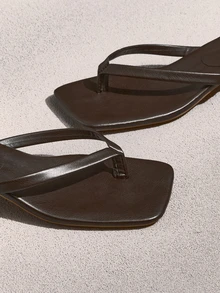 NobleVue Sandal Selop Kulit Lembut Ujung Persegi dengan Tali Lebar, Sandal Jepit Hak Pendek, Sandal Jepit Stiletto Serbaguna untuk Wanita - Coffee Brown - View 4