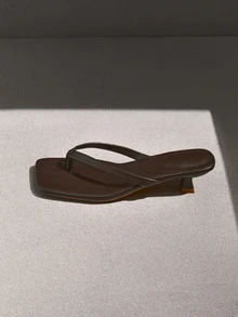 NobleVue Sandal Selop Kulit Lembut Ujung Persegi dengan Tali Lebar, Sandal Jepit Hak Pendek, Sandal Jepit Stiletto Serbaguna untuk Wanita - Coffee Brown - View 2