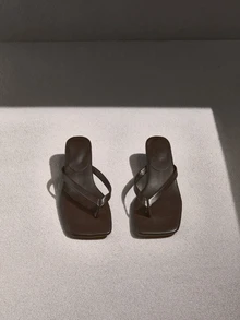 NobleVue Sandal Selop Kulit Lembut Ujung Persegi dengan Tali Lebar, Sandal Jepit Hak Pendek, Sandal Jepit Stiletto Serbaguna untuk Wanita - Coffee Brown - View 3