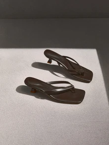 NobleVue Sandal Selop Kulit Lembut Ujung Persegi dengan Tali Lebar, Sandal Jepit Hak Pendek, Sandal Jepit Stiletto Serbaguna untuk Wanita - Coffee Brown - View 5