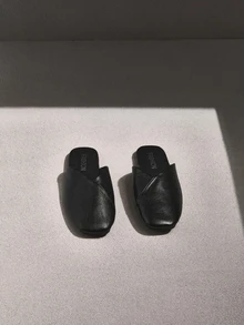 NobleVue 女士纯色波西米亚优雅时尚不对称/不对称平底皮革乐福鞋、居家凉鞋，四季皆宜 - 黑色 - 查看 3