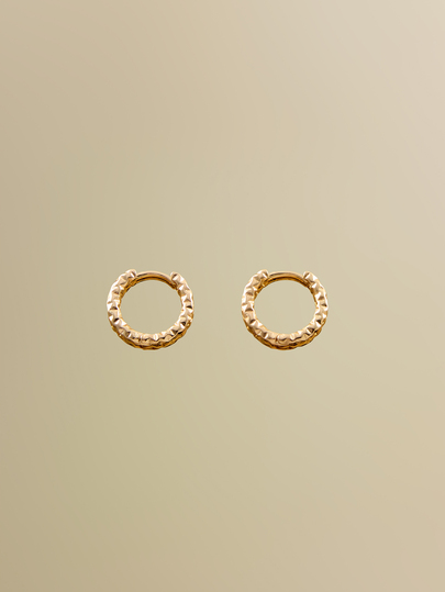 NobleVue 1 par de brincos clássicos lindamente esculpidos, brincos retrô com design martelado, joias minimalistas douradas, acessório de brinco para estudantes.