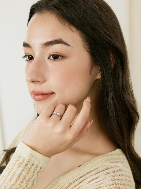Hatastic Modisches Edelstahl Silber Dünnes Band Kubikzirkonia Stapelbare Ringe Set, geeignet für den täglichen Gebrauch von Frauen, Geschenk