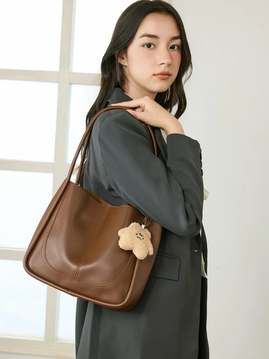 Okurime. 1 Buah Bahan PU Dipadukan dengan Liontin Plush Bintang, Sambungan Warna Polos Sederhana, Tas Tote Kapasitas Besar Wanita, Tas Bahu, Tas Tangan - MultiWarna - View 1