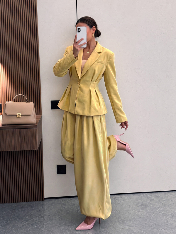 女款秋季優雅休閒黃色鈕扣開襟長袖西裝外套與長褲兩件套，適合度假、辦公、外出