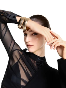 CHICVUE 1 Pair Gold Smooth & Snake Skin Textured Overlapping Visual Effect Metal Bangle Bracelets - Wide Round Bracelet Set - View 3