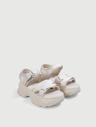 DareSee Sandal Olahraga Wanita Klasik Baru Warna Hitam & Putih dengan Sol Tebal, Cocok untuk Perjalanan Sehari-hari, Liburan, Sekolah, dan Hari Raya.