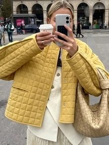 女款黃色絎縫羽絨外套，休閒街頭風寬鬆版型秋季外套 - 黃色 - 查看 1
