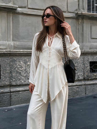 Camicia lunga trasparente plissettata beige da donna, scollo a V con laccio frontale, patchwork stile corsetto, design con bottoni, maniche lunghe con polsini a campana