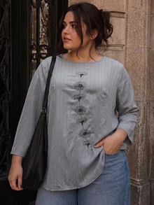 Plus Size Round Neck Batwing Sleeve Short Sleeve Top, With Applique, Regular Length - Grey - View 1
