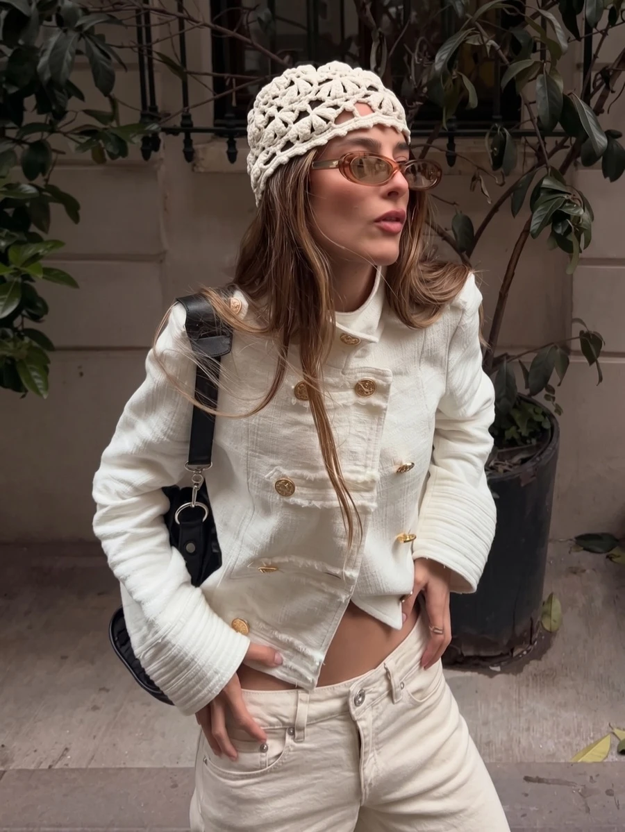 Jaket Pendek Wanita Model Napoleon dengan Desain Epaulet Bahu dan Kancing Logam, Bahan Bertekstur Putih, Model Slimfit, Ukuran Mungil, Cocok untuk Perjalanan, dan Serbaguna. - Putih - View 1