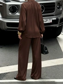 女款 2026 秋冬優雅休閒 V 領緞面套裝－百褶領口設計、前領結、燈籠袖、鬆緊腰帶、百褶長褲 - 咖啡棕 - 查看 5