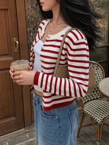 女款新款復古酒紅與白色細條紋針織毛衣，適合秋冬日常通勤、校園或假期聚會，可單穿搭配黑色高腰直筒褲與踝靴，或層疊穿在駝色大衣內，展現濃郁復古假期氛圍與知性優雅學院風 - 紅白色 - 查看 6
