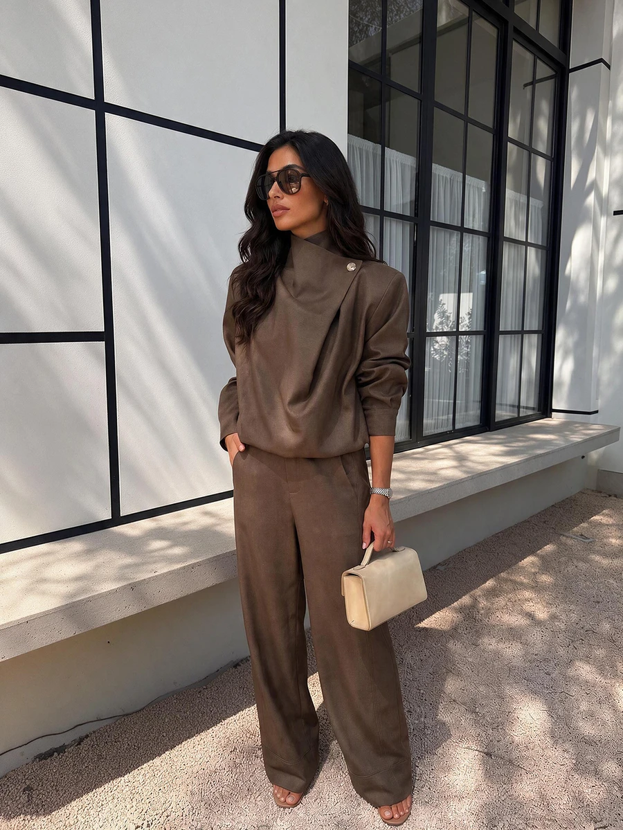 Atasan Wanita Elegan dengan Bahu Asimetris dan Leher Tinggi, Blus Drape Warna Polos yang Modis - Coklat - View 1