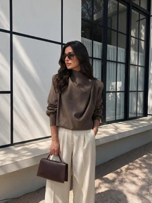 Atasan Wanita Elegan dengan Bahu Asimetris dan Leher Tinggi, Blus Drape Warna Polos yang Modis - Coklat - View 4