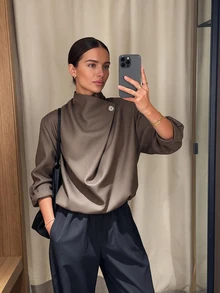 Atasan Wanita Elegan dengan Bahu Asimetris dan Leher Tinggi, Blus Drape Warna Polos yang Modis - Coklat - View 2