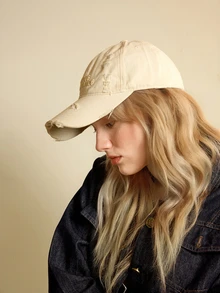 Hatastic قبعة بيسبول مهترئة للنساء، مطرزة بالحروف، ذات حافة واسعة، تاج ناعم، قبعة شمس، موضة متعددة الاستخدامات - فتحة - مشاهدة 2