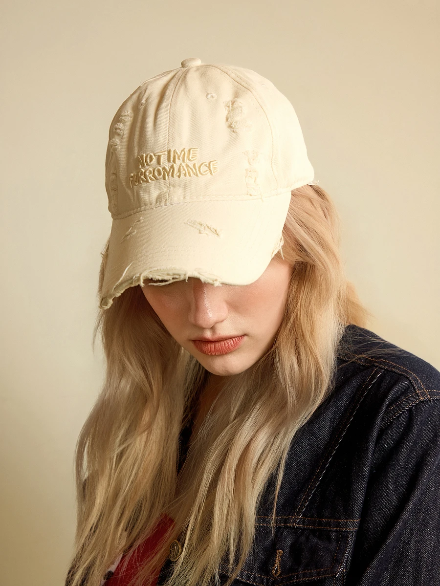 Hatastic قبعة بيسبول مهترئة للنساء، مطرزة بالحروف، ذات حافة واسعة، تاج ناعم، قبعة شمس، موضة متعددة الاستخدامات - فتحة - مشاهدة 1