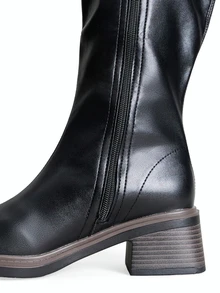 Avansion Sepatu bot skinny setinggi lutut dengan hak tebal dan ujung persegi, warna polos, dan karet elastis, cocok dipadukan dengan kardigan. - Hitam - View 3