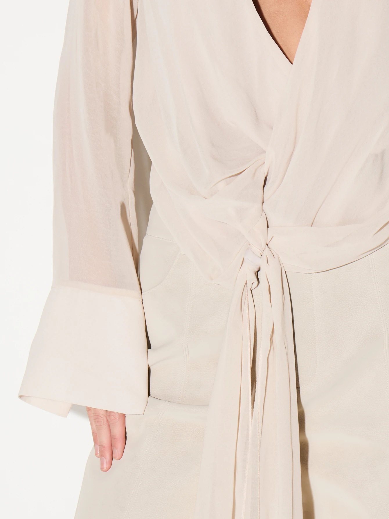 KIZN Chiffonbluse mit V-Ausschnitt und Bindedetail