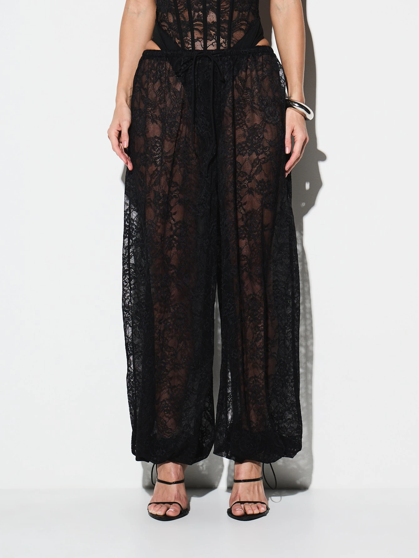 KIZN Calças de paraquedas com renda e estampa floral.