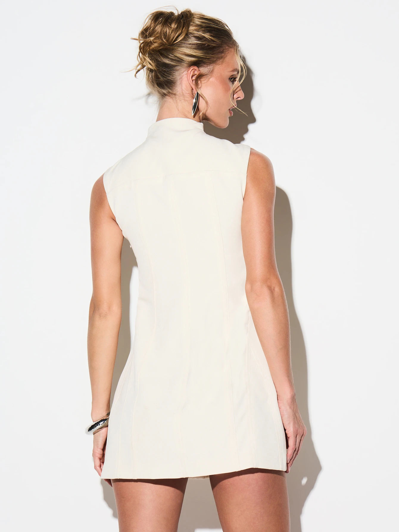 KIZN Robe moulante mini à col montant et lacets pour la Saint-Valentin