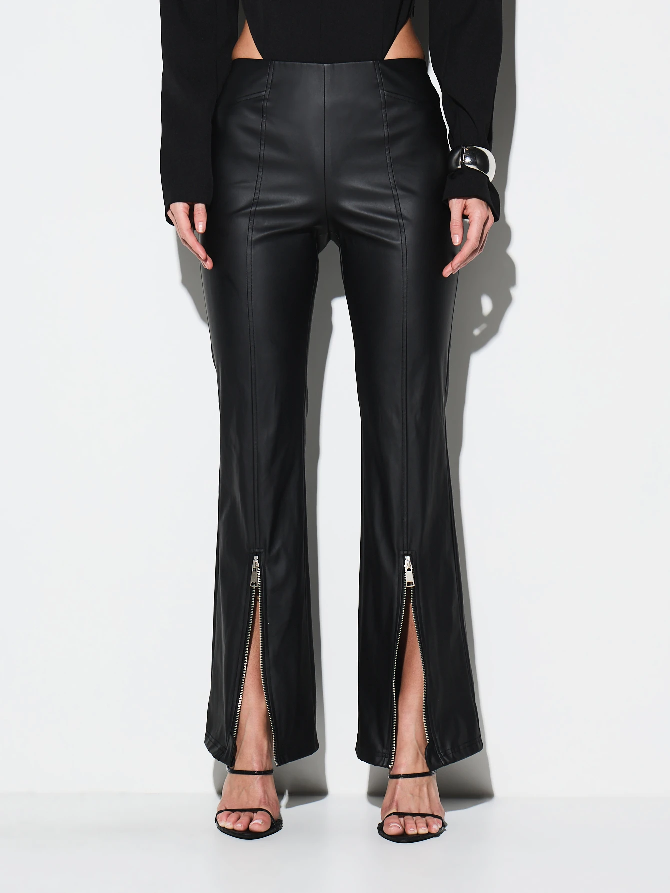 KIZN Hochgeschnittene, ausgestellte Kunstlederhose mit Reißverschlussdetail