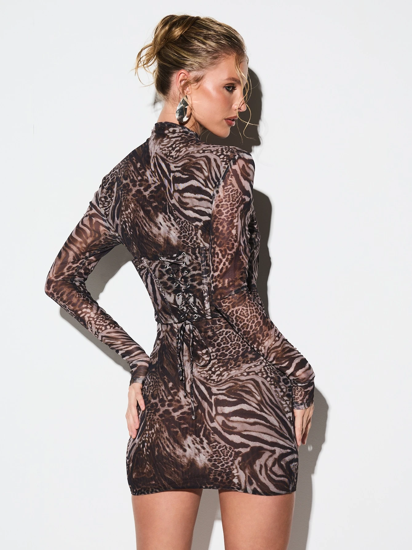 KIZN Hochgeschlossenes, figurbetontes Minikleid mit Animal-Print