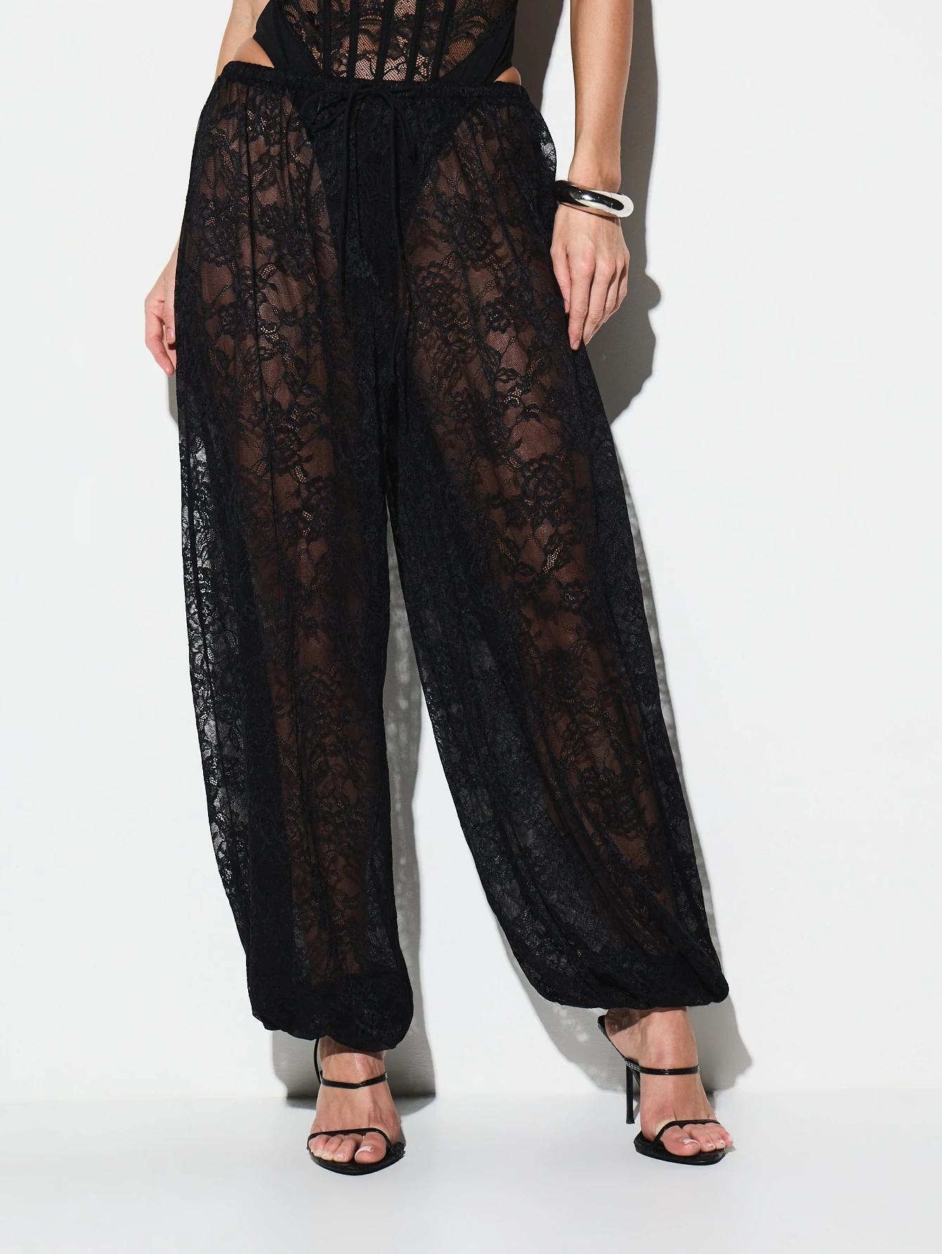 KIZN Calças de paraquedas com renda e estampa floral.