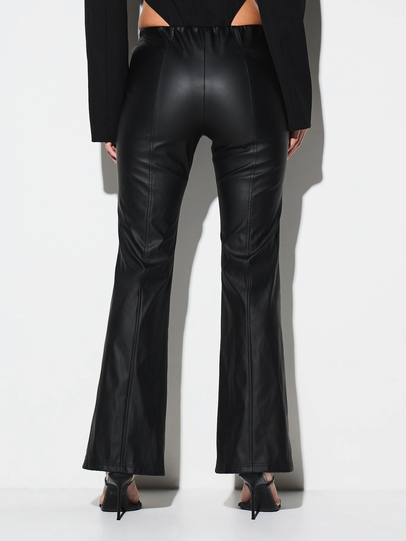 KIZN Hochgeschnittene, ausgestellte Kunstlederhose mit Reißverschlussdetail