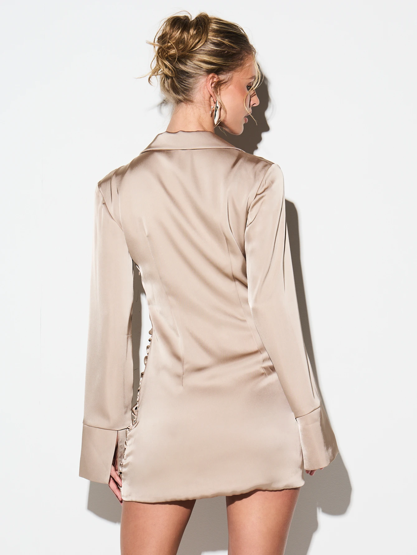 KIZN Mini-Wickelkleid aus Satin mit V-Ausschnitt