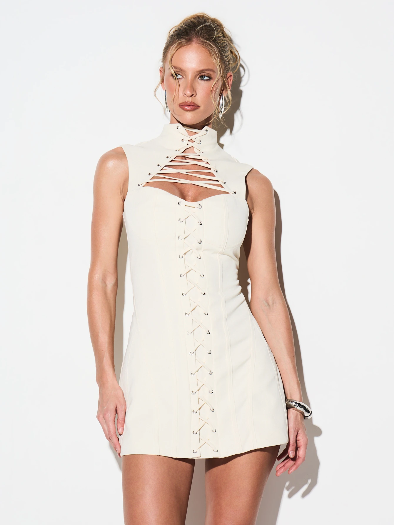 KIZN Robe moulante mini à col montant et lacets pour la Saint-Valentin