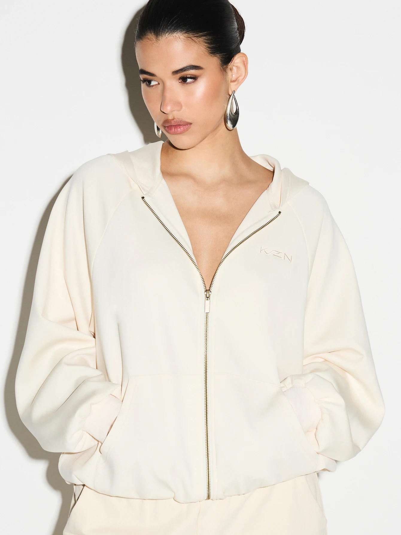 KIZN Cremefarbener Kapuzenpullover mit durchgehendem Reißverschluss und Raglanärmeln