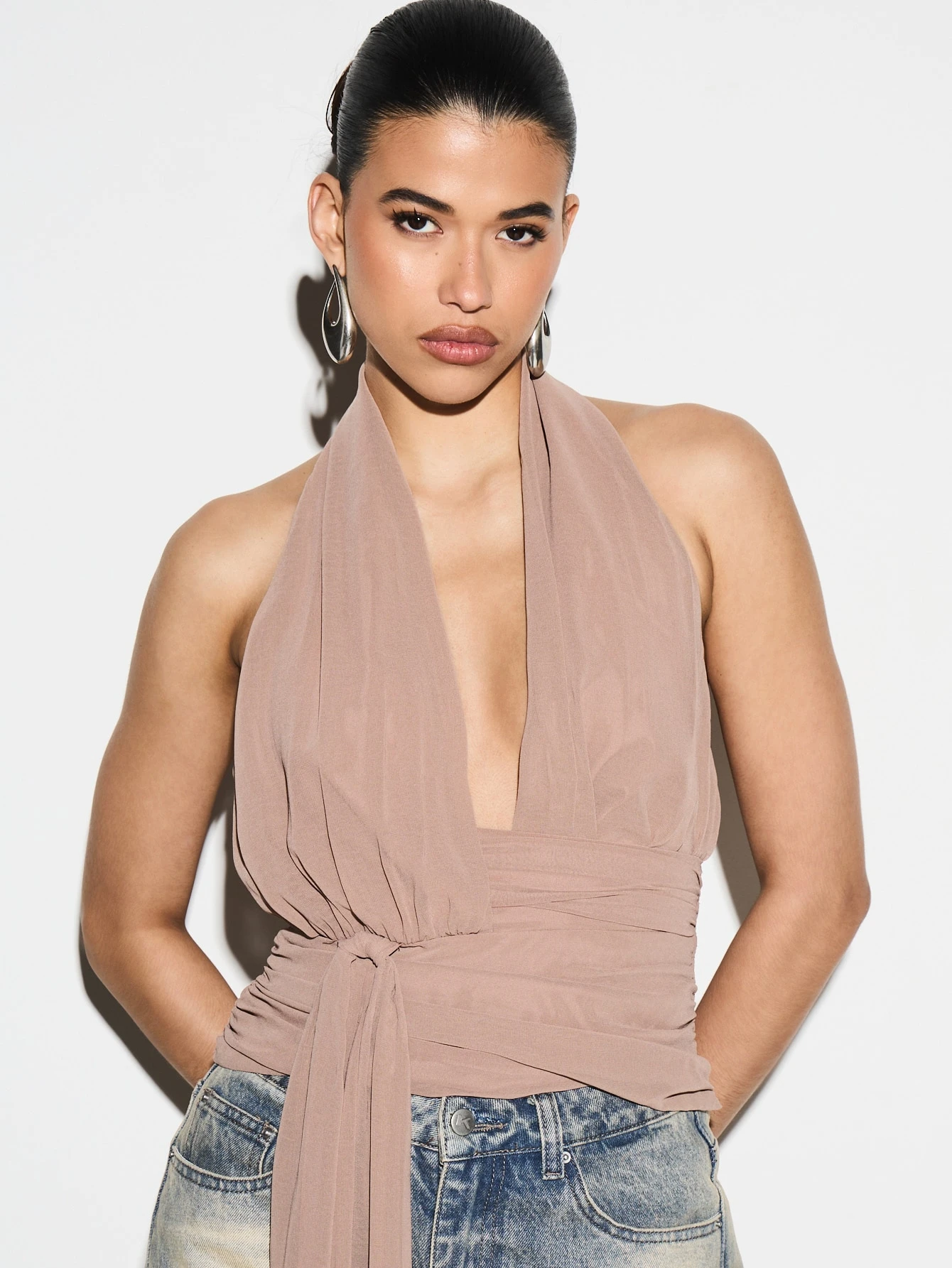 KIZN タイディテール付きシフォンラップフロントホルタートップ