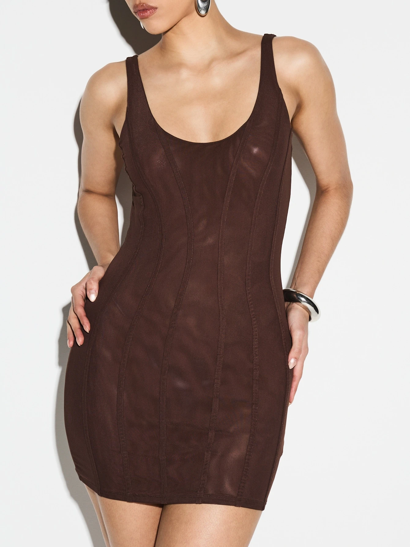 KIZN 브라운 컬러 스쿱넥 바디콘 미니 드레스