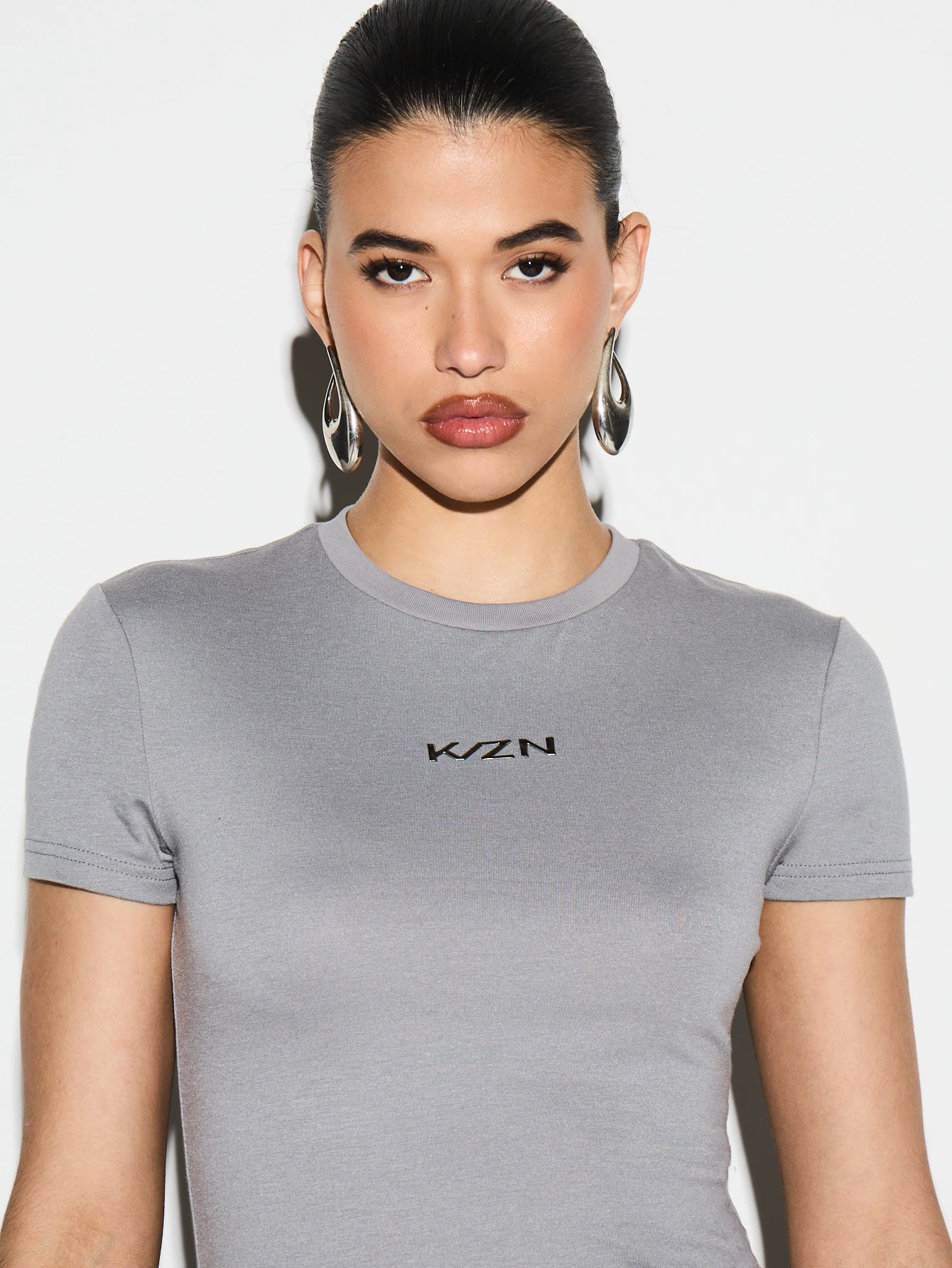 KIZN 로고 프린트 크루넥 티셔츠