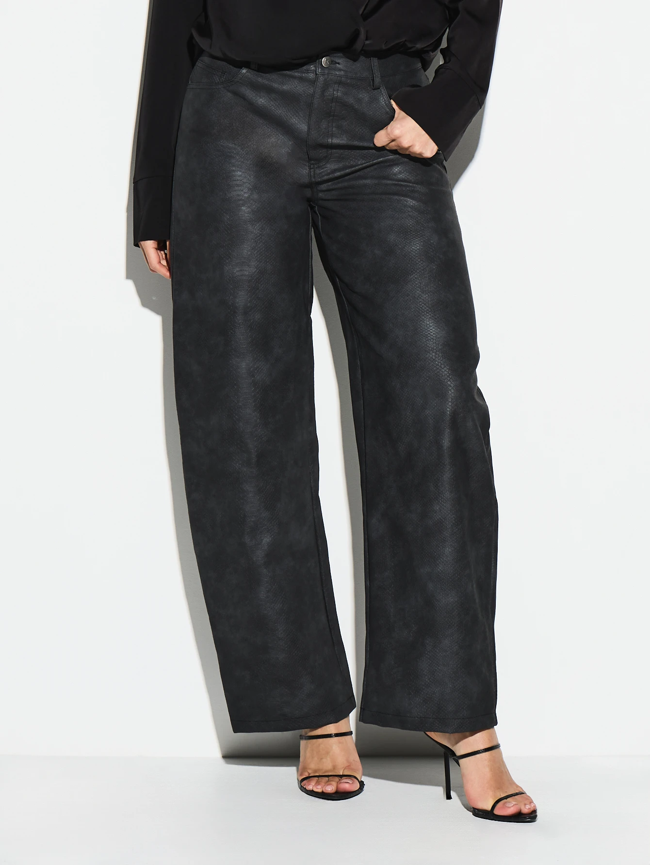 KIZN Pantaloni a gamba larga in similpelle con stampa serpente