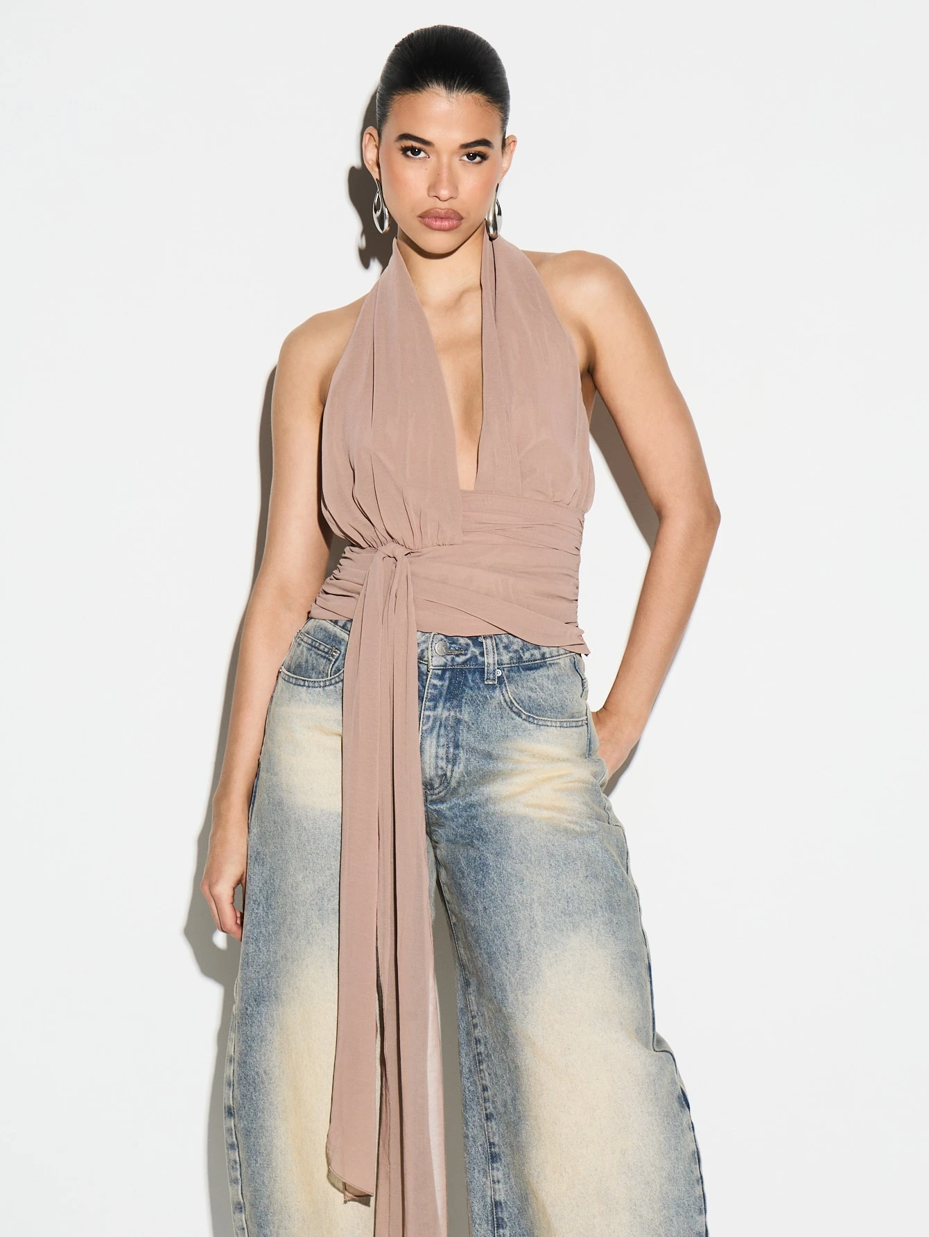 KIZN タイディテール付きシフォンラップフロントホルタートップ