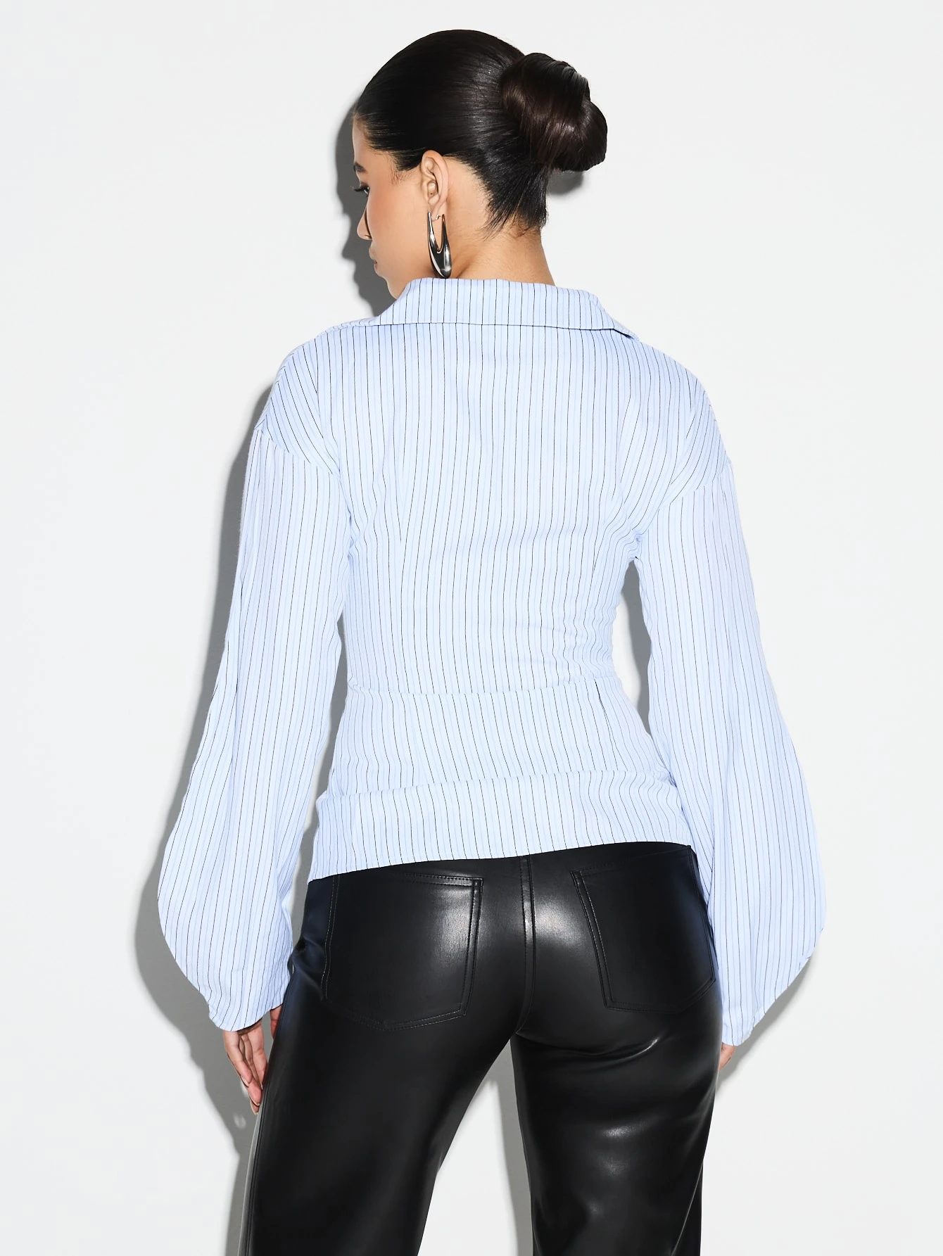 KIZN アシンメトリーヘムのピンストライプボタンダウンブラウス