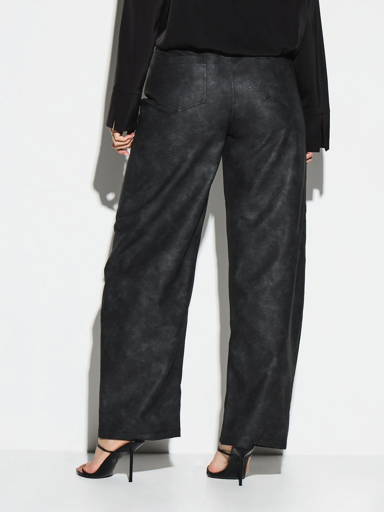 KIZN Pantaloni a gamba larga in similpelle con stampa serpente