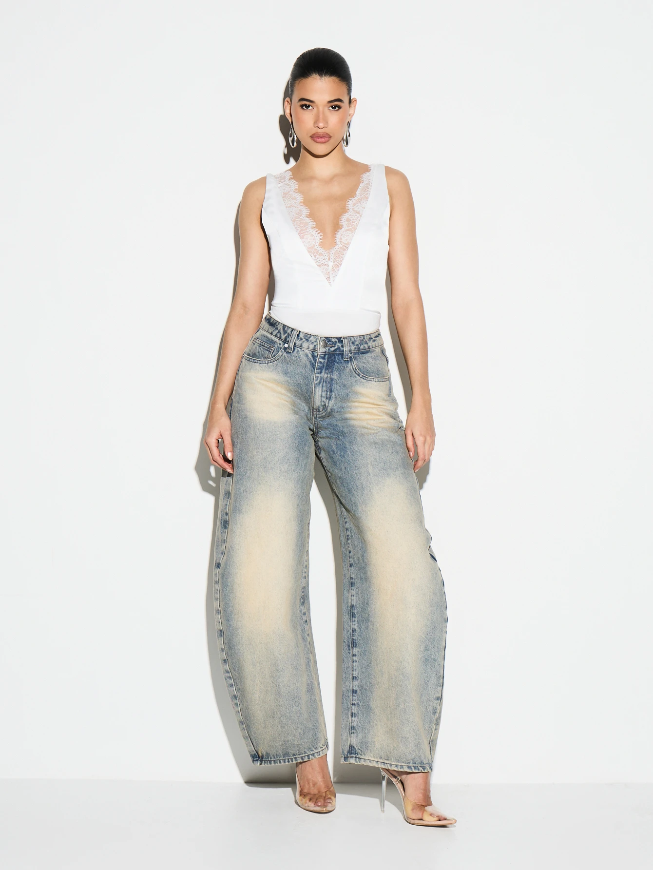 KIZN Body de satén con escote pronunciado y ribete de encaje