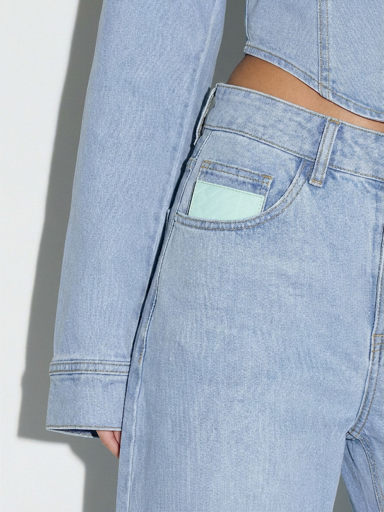 KIZN Jeansy typu baryłkowa z szerokimi nogawkami i surowym obszyciem