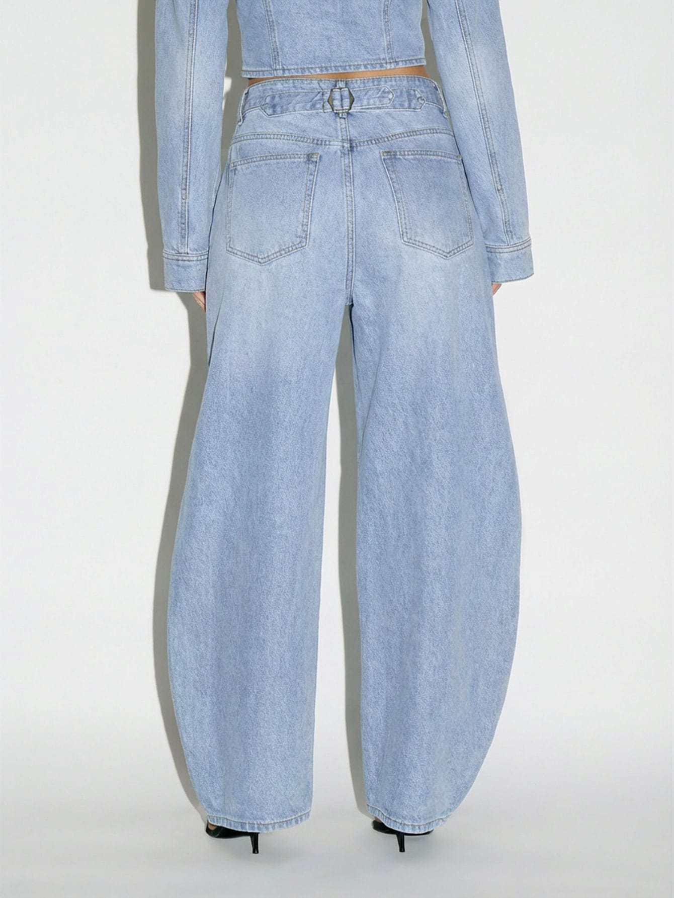 KIZN Jeansy typu baryłkowa z szerokimi nogawkami i surowym obszyciem